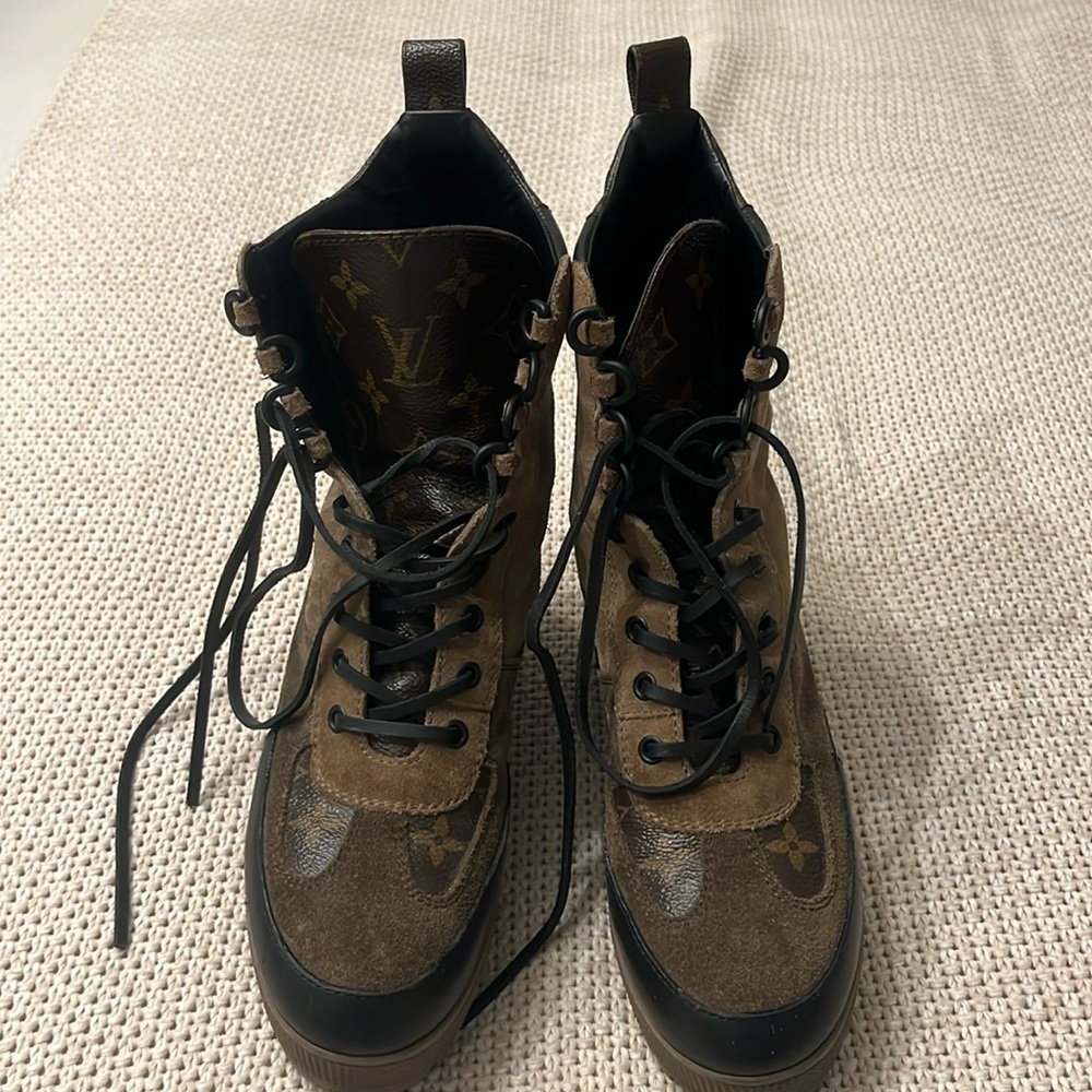 Louie Vuitton boots size 37 1/2